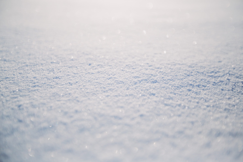 snowflake, purity, abstract backgrounds, 5K, environment, glitter, macro, snow, pattern, white color, sun, selective focus, day, nature, extreme close-up