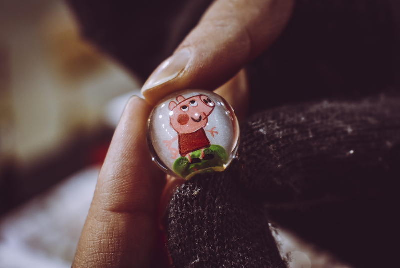 person, indoors, nail art, hand, peppa pig, one person, nail, human limb, cartoon character, little, adult, 5K, food, human hand, peppa, human body part