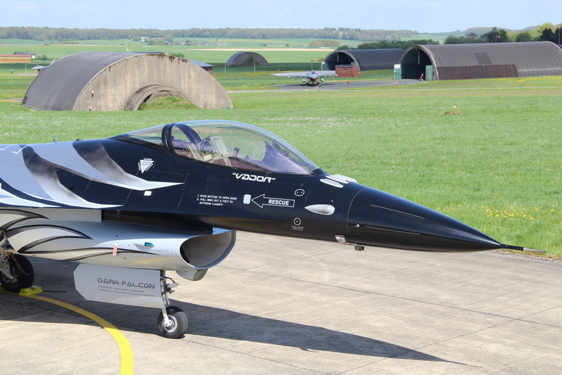 grass, built structure, plant, general dynamics, land vehicle, no people, belgium, airshow, military branch, f16, day, landing gear, land, outdoors, 5K