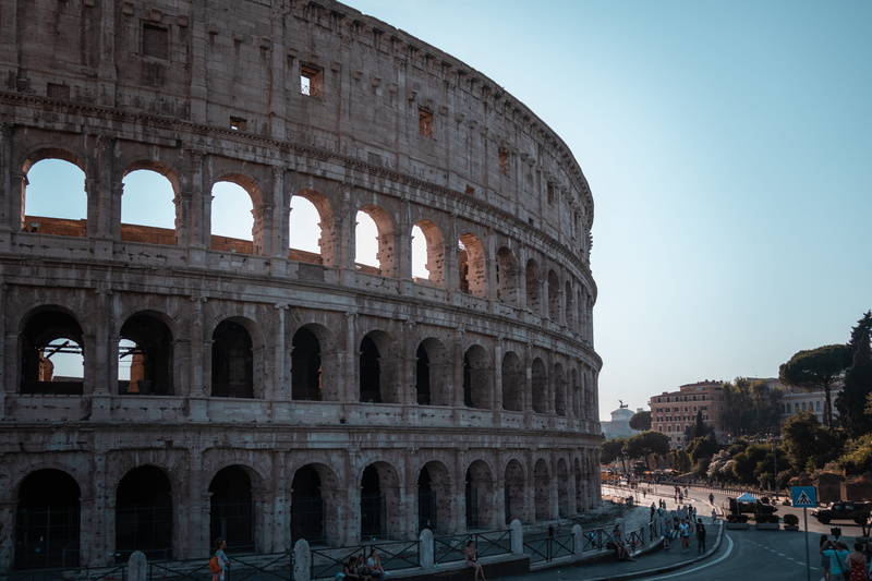 travel destinations, sky, arch, architecture, building exterior, outdoors, day, amphitheater, tourism, turist, incidental people, built structure, clear sky