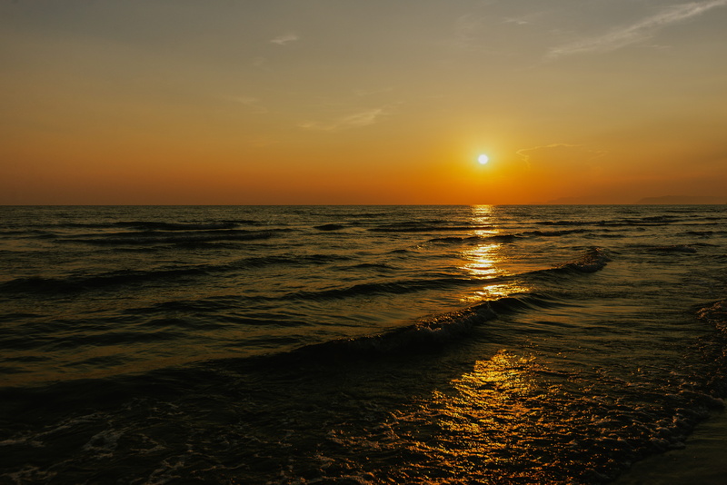 sun, non-urban scene, horizon over water, wave, scenics - nature, no people, horizon, red, lights, relax, atmosphere, orange, sea, land, summers sunset