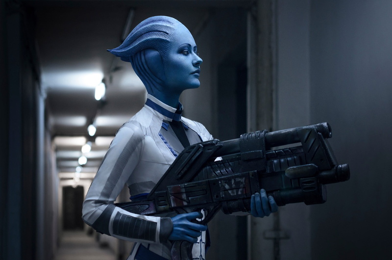 store, Liara TSoni, business, cosplay, indoors, digital art, waist up, video games, Mass Effect 2, standing, holding, retail, rifle, Machinae Supremacy