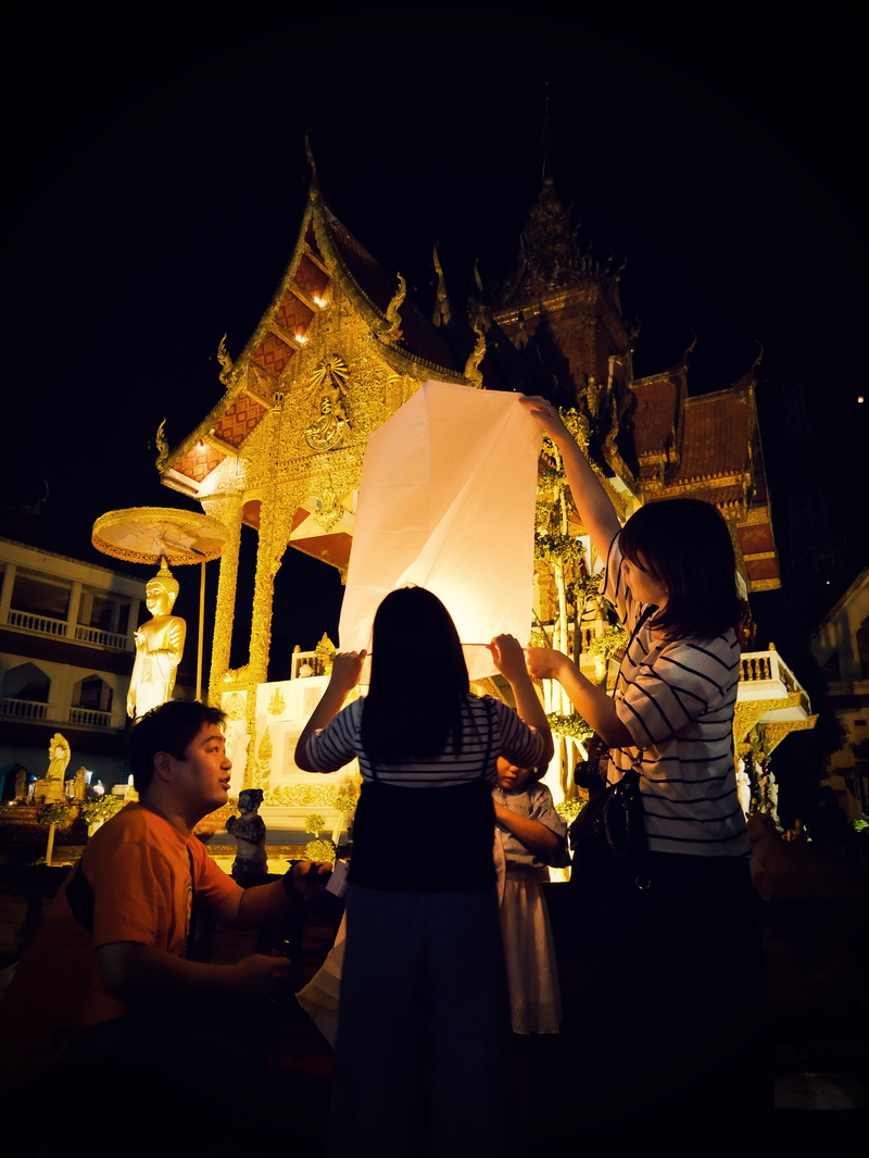 children, sky lantern, parenting, night, yee peng, lifestyles, help, lantern at temple, gold, child, temple, place of worship, chiang mai, architecture