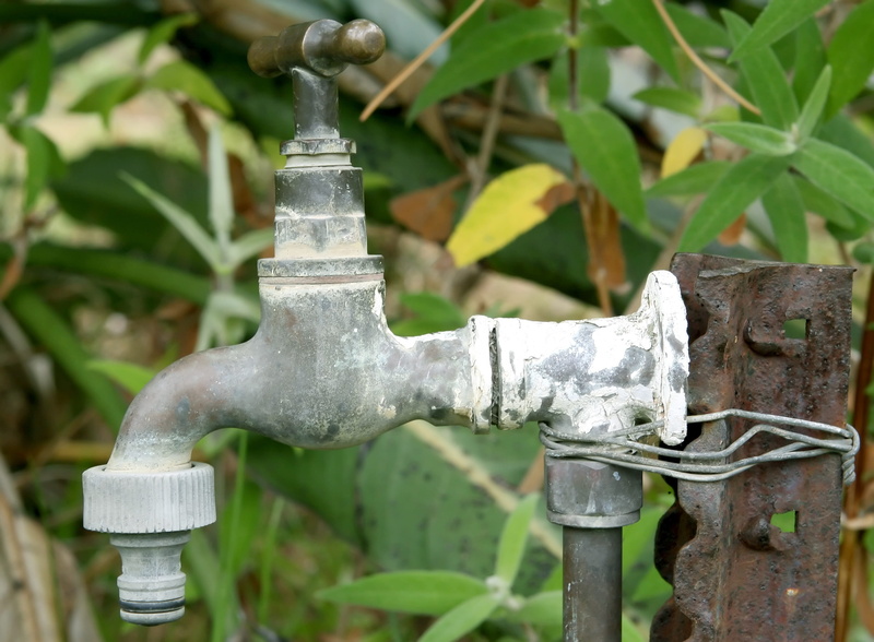 h20, barrier, tap, plumb, rusty, spigot, drop, outdoors, running water, spout, seep, drip, clean, dingy, summer, shiny, metal, dripping, stopcock, household