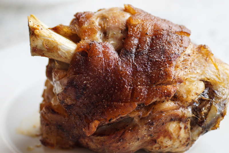 focus on foreground, eat, wellbeing, breaded, 5K, meat, snack, no people, pig, still life, white meat, roasted, meal, temptation, haxe, indulgence, ready-to-eat