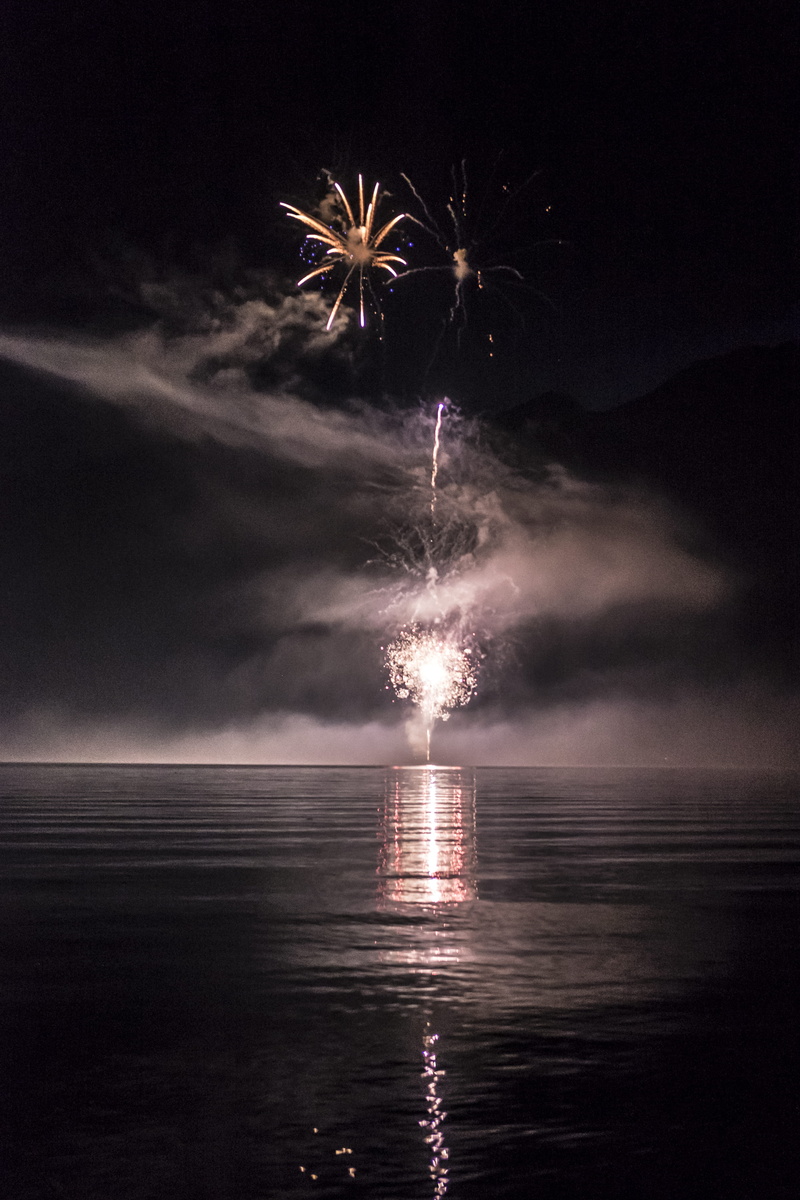 night, mirror water, horizon over water, glowing, swiss, firework - man made object, sky, nationaltag, fire, switzerland, exploding, water, motion, celebrate