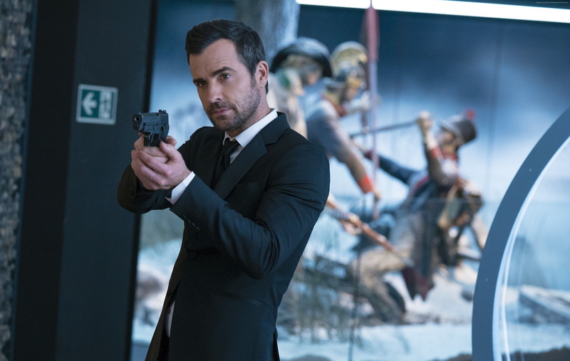 young men, Justin Theroux, serious, adult, holding, standing, men, well-dressed, business person, young adult, suit, mature men, The Spy Who Dumped Me