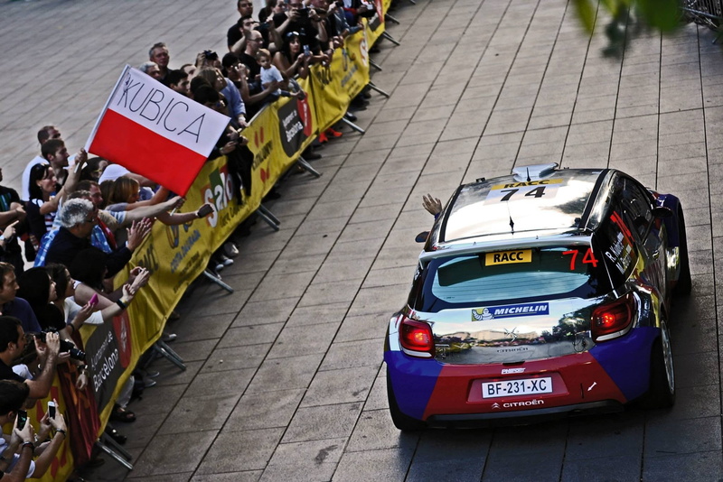footpath, crowd, motor vehicle, women, Robert Kubica, outdoors, car, communication, mode of transportation, race cars, text, large group of people, 1080P