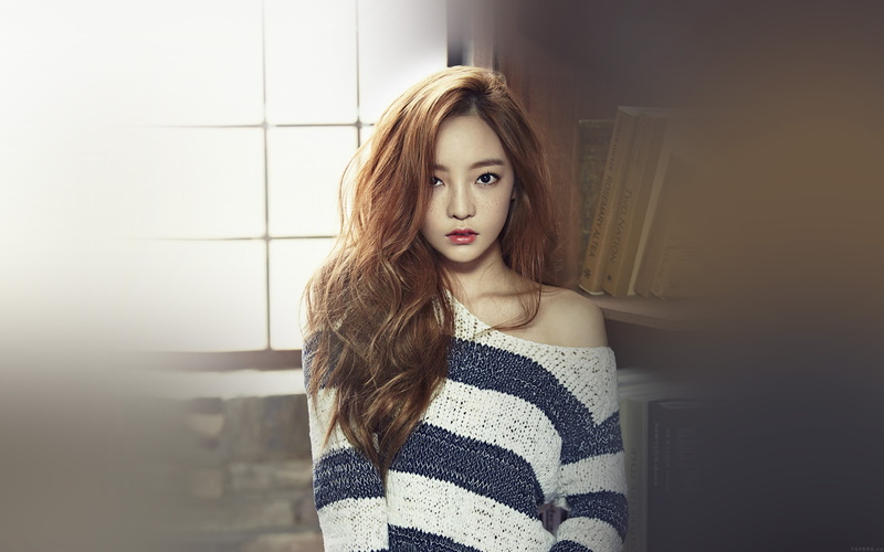 front view, kpop, portrait, ha, 4K, brown hair, beauty, adult, indoors, ra, real people, lifestyles, young adult, long hair, music, hair, girl, goo, hairstyle