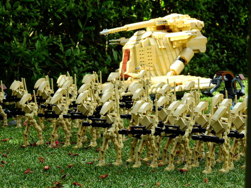 nature, green color, figurine, close-up, bee, grass, machine, starwars, day, war, shuttle, wars, park - man made space, 4K, Play, growth, container, sunlight