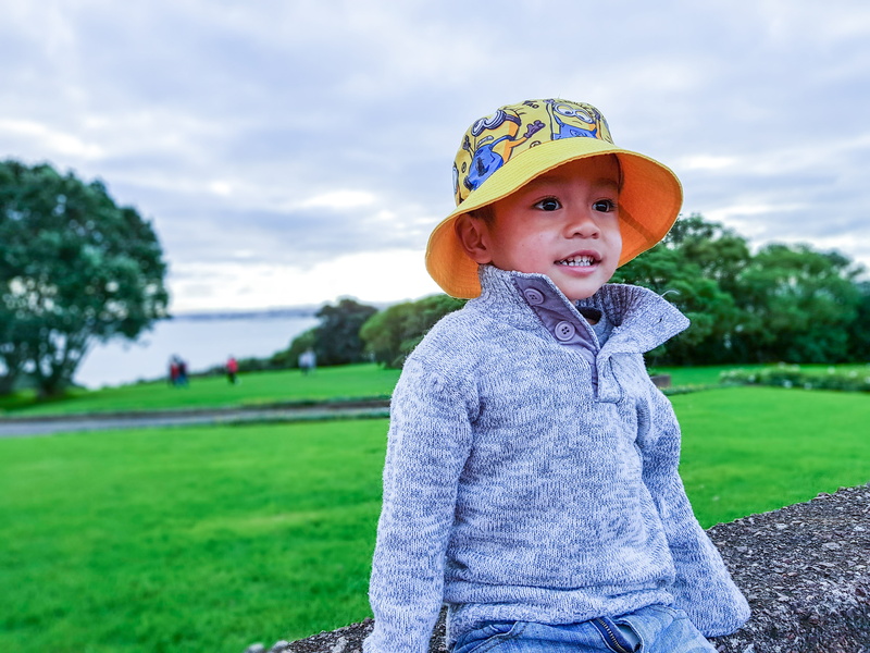 4K, com, looking at camera, focus on foreground, Smartphone, clothing, samsung galaxy s8 photography, land, real people, childhood, casual clothing, children only