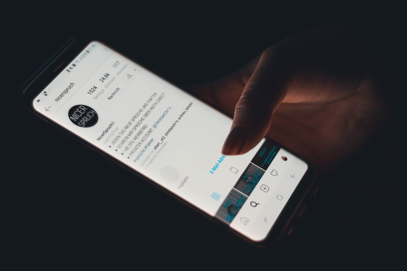 human body part, studio shot, s7, black background, galaxy s 7, text, 5K, communication, samsung, finger, technology, holding, close-up, app, samsung galaxy s7