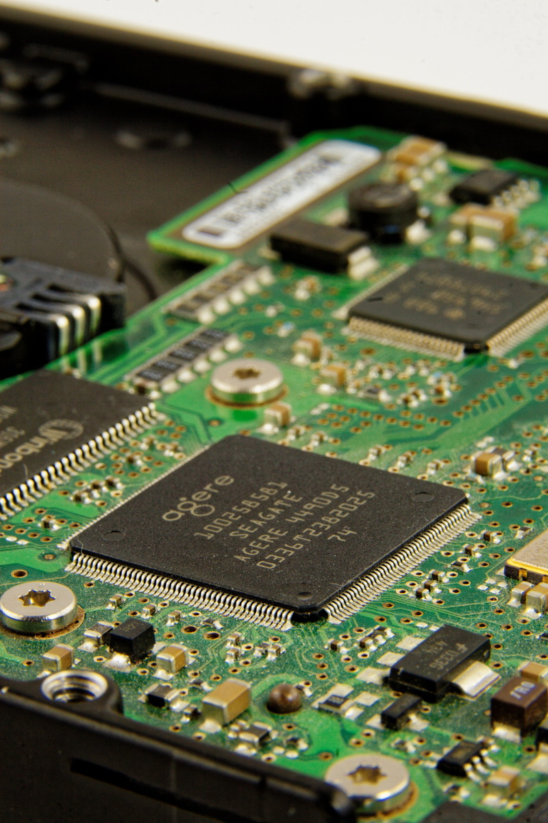 electrical equipment, green color, circuit board, full frame, communication, smd, hdd, high angle view, computer chip, 2K, technology, cpu, chip, complexity