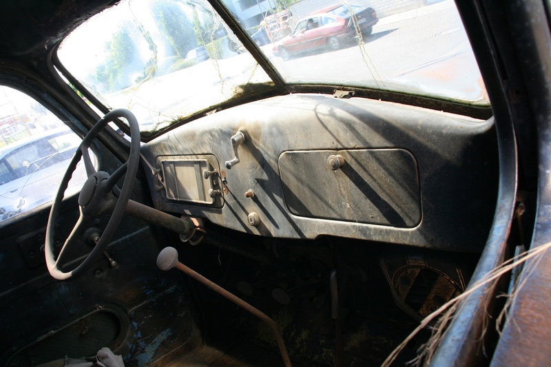 classic, usa, travel, stationary, motor vehicle, oldtimer, automobile, indoors, glass - material, no people, land vehicle, damaged, abandoned, obsolete