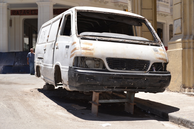 incidental people, day, car, havana, 4K, damaged, sunlight, transportation, street, vehicle, built structure, outdoors, abandoned, architecture, nature