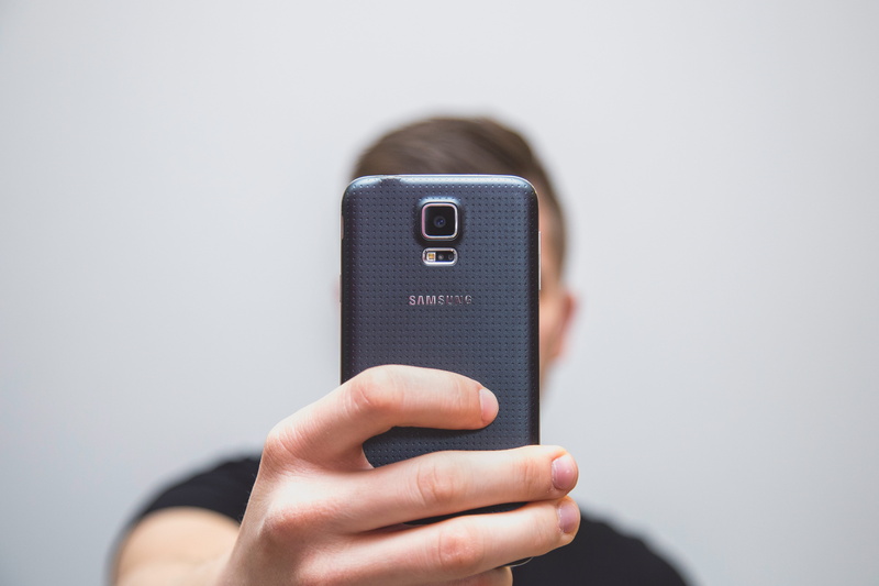 close-up, smartphone, holding, device, technology, mobile phone, telephone, samsung, Samsung Galaxy S5, portrait, person, wireless technology, communication