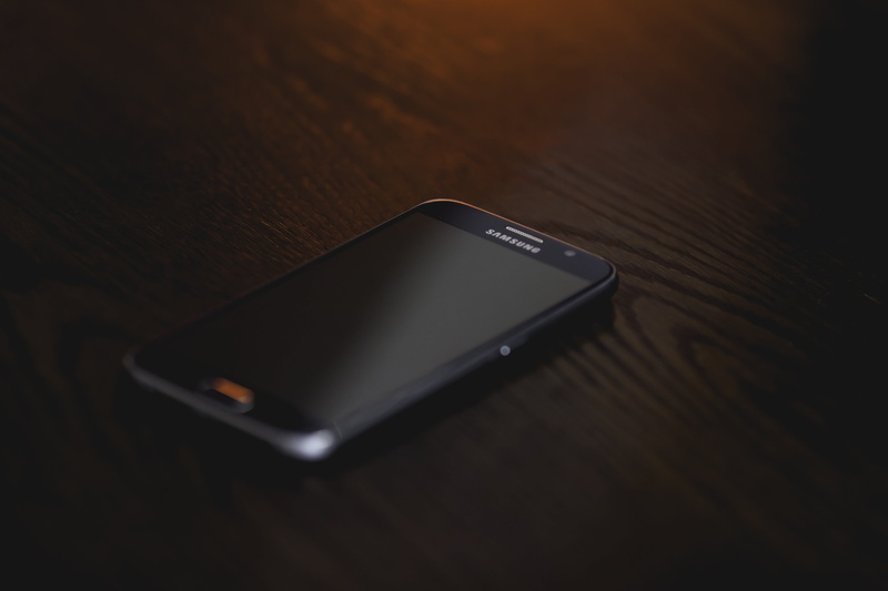 phone, still life, galaxy, black, high angle view, table, wooden table, portable information device, mobile phone, 5K, close-up, s6, wooden, communication
