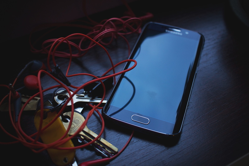 portable information device, edge, table, complexity, black, s, 5K, equipment, high angle view, close-up, mobile phone, wooden, no people, smartphone