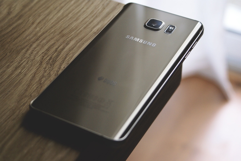 android, modern, touch screen, portability, mobile, wooden, brown, no people, indoors, wireless technology, duos, focus on foreground, close-up, internet