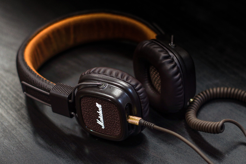 musical, headphone, studio shot, bluetooth, retro styled, electrical equipment, single object, headphones, connection, communication, focus on foreground