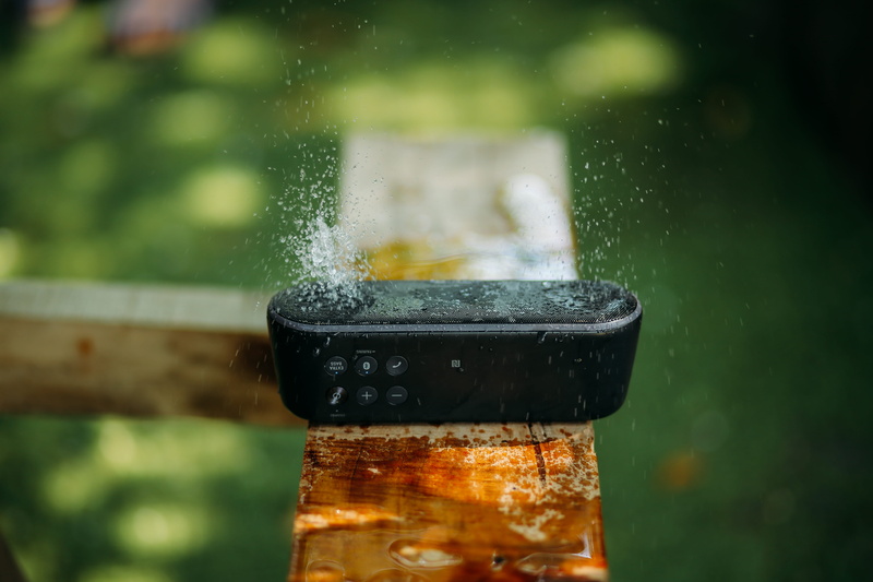 raindrop, water, focus on foreground, container, day, drop, spraying, motion, transparent, bluetooth speaker, close-up, bluetooth, listen, food and drink