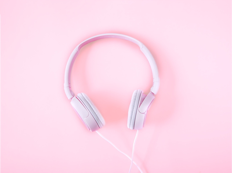 equipment, emotions, no people, still life, 4K, corded, simplicity, sound, positive emotion, technology, single object, colored background, copy space