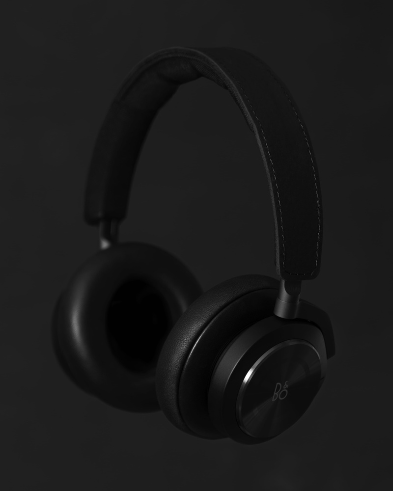 single object, technology, black and white, wireless, no people, electrical equipment, black color, close-up, retro styled, music, black, 4K, listening
