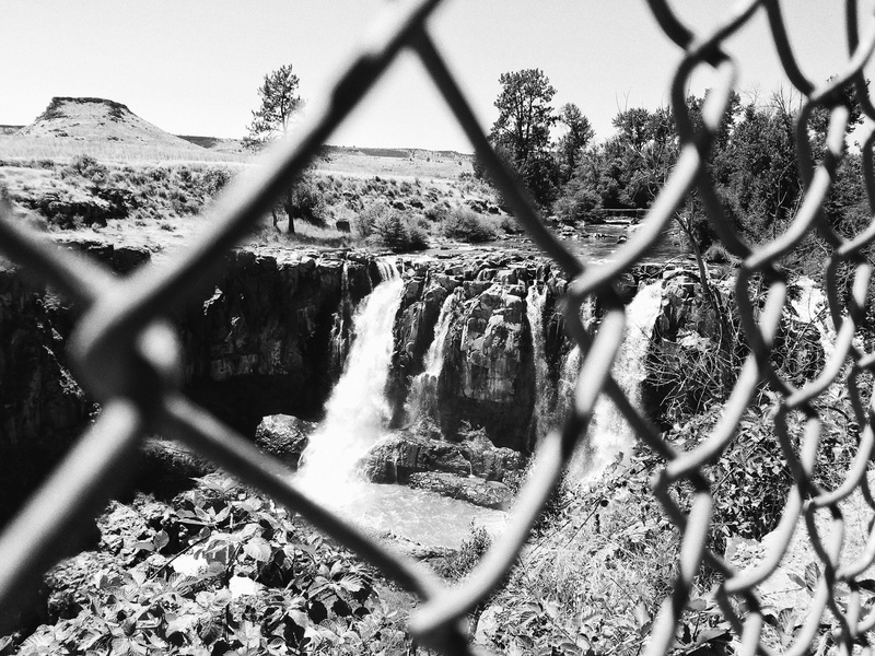 scenics - nature, security, chainlink fence, samsung, safety, pattern, sky, fence, water, close up, tree, focus on background, day, 4K, bandw, barrier