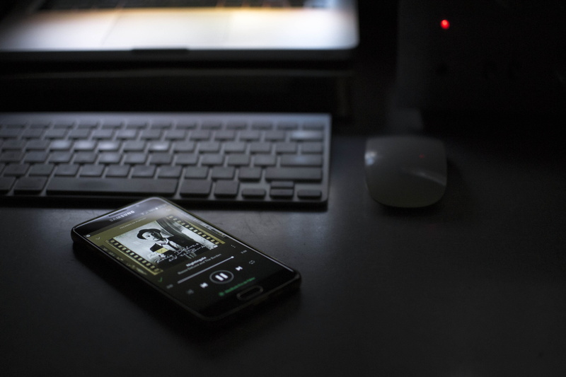 photo, minimal, communication, sad, no people, table, close-up, business, laptop, spotify, connection, samsung, wireless technology, 4K, apple, computer keyboard