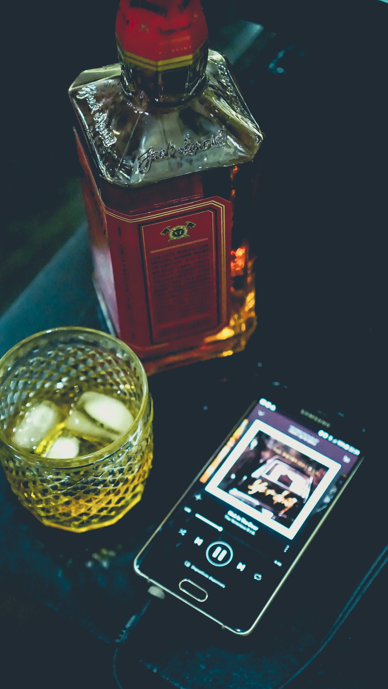 refreshment, western script, container, 5K, drink, bourbon, brazil, sony alpha, alcool, transparent, close-up, 35mm 1.8, still life, gentleman, jack daniels