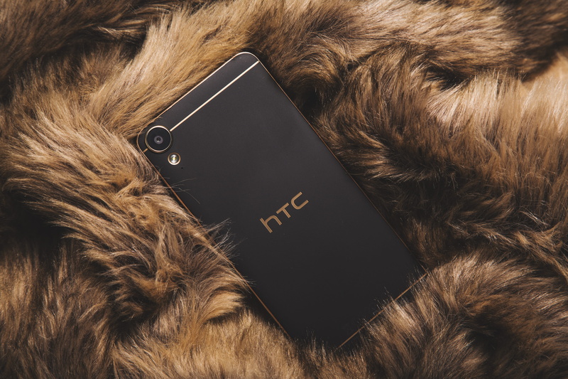 cell phone, hair, black, domestic animals, gold, wireless technology, portable information device, technology, domestic, product, blanket, mobile phone