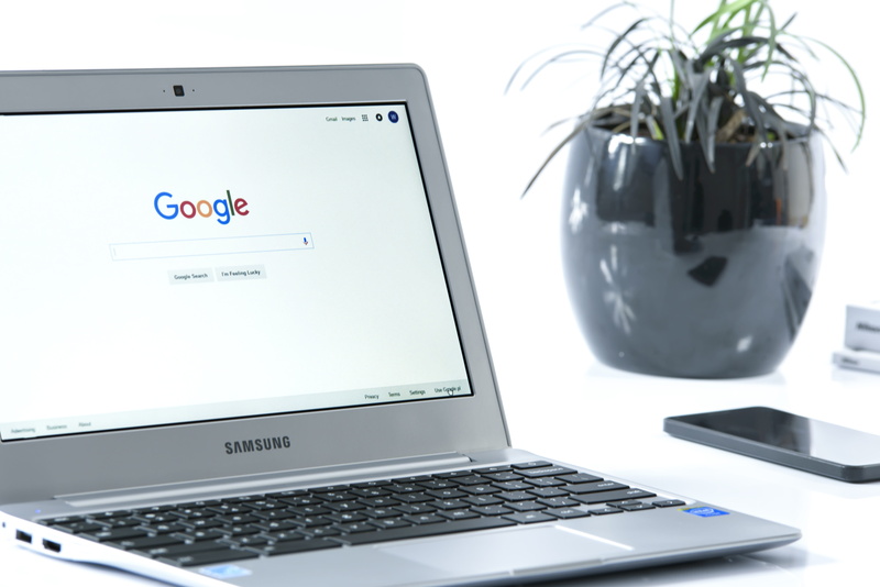silver, desk, near, google, phone, communication, no people, wireless technology, plant, globalization, 5K, smartphone, desk manager, samsung, internet search engine