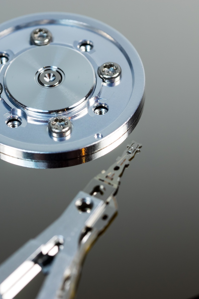 studio shot, selective focus, electrical equipment, read heads, chip, digital, metal, silver - metal, hardware, silver colored, hdd, close-up, data processing