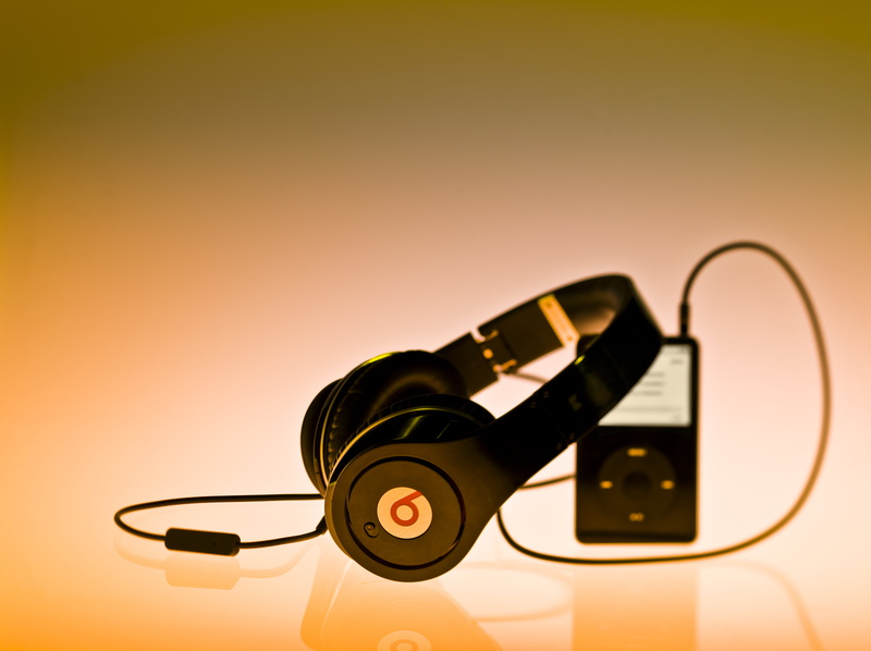 technology, connection, reflection, studio shot, listening, equipment, ipod, audio Equipment, arts culture and entertainment, computer equipment, illuminated