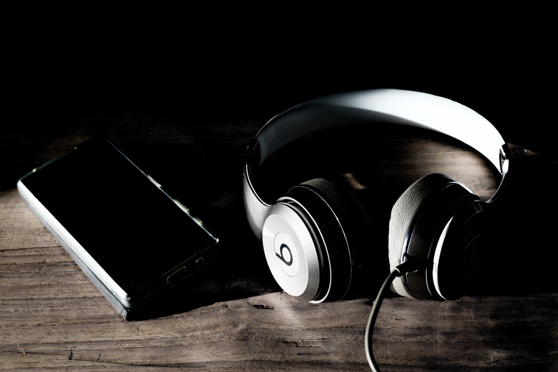 still life, personal accessory, connection, wireless technology, 5K, record, beats, music, sound, table, photography, no people, phones, mobile, audio equipment