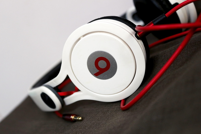 music, equipment, white, tech, beats by dre, beats, dr dre, sports equipment, indoors, listening, no people, music, logo, canon photography, black color
