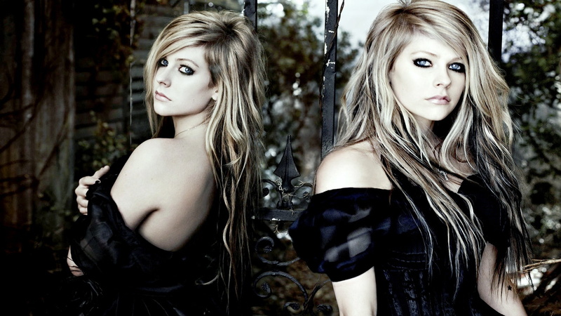 portrait, desaturated, hair, blonde, looking at camera, women, black, leisure activity, lifestyles, tree, real people, singer, waist up, outdoors, 1080P