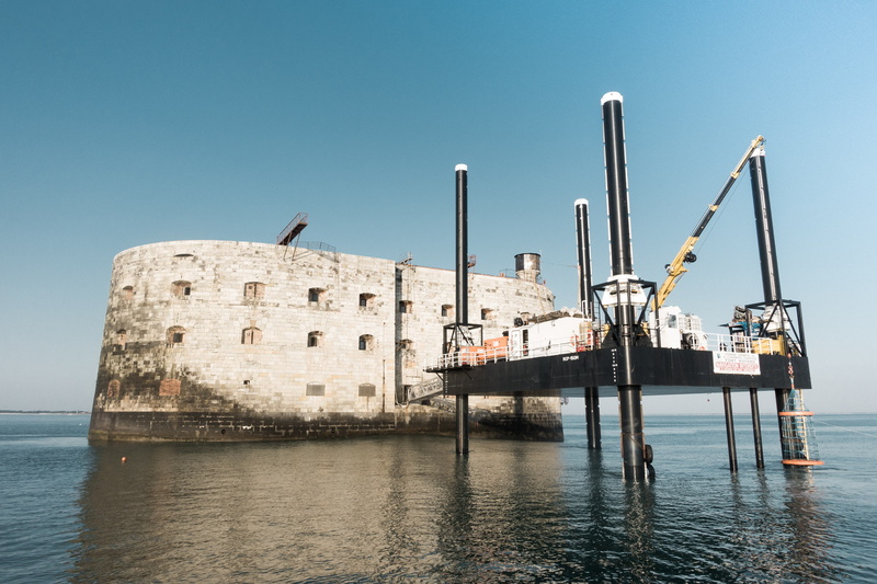 fortress, pillar, 1080P, France, fort, island, cranes (machine), abandoned, architecture, Fort Boyard, clear sky, sea
