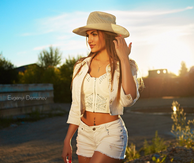 standing, real people, looking away, smiling, beauty, long hair, leisure activity, lifestyles, looking into the distance, front view, clothing, casual clothing