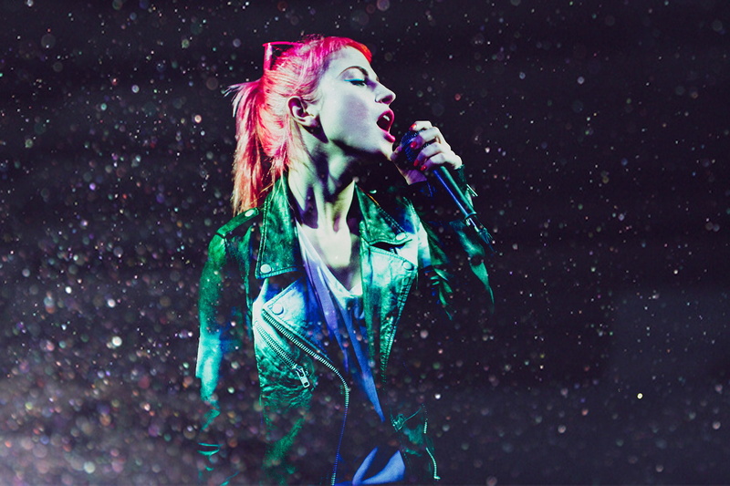 musician, dyed hair, event, input device, performance, singer, beauty, music, nightlife, 720P, microphone, beautiful woman, indoors, Hayley Williams, looking