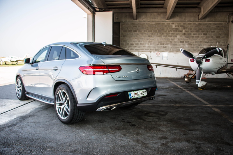exterior, nature, mode of transportation, stationary, city, parking lot, Coupe, automobile, gle coupe, motor vehicle, architecture, automotive, day, land vehicle
