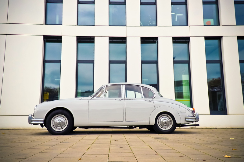rarity, glass - material, elegant, england, building exterior, building, no people, space, modern, Oldtimer, vehicle, Jaguar, wealth, reflection, white color