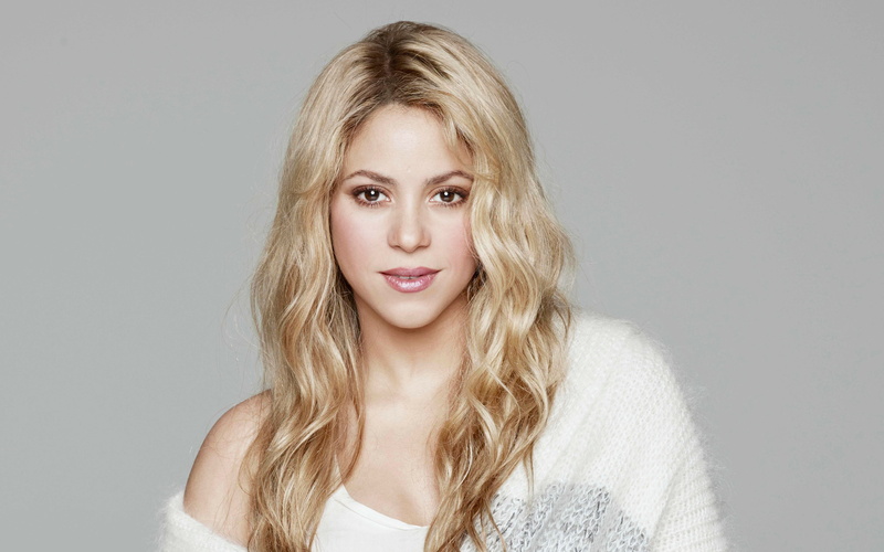 photo, blond hair, shakira, front view, hairstyle, gray background, hd, looking at camera, gray, young women, one person, hair, 4K, women, beautiful woman