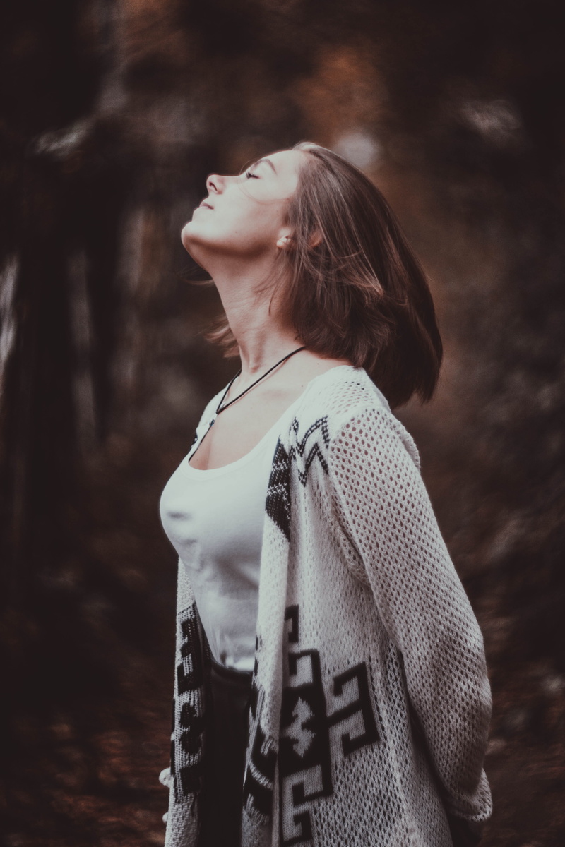 lifestyles, nature, beige, casual clothing, real people, waist up, leisure activity, photography, lady, looking up, close, profile view, woman, scoop, looking away
