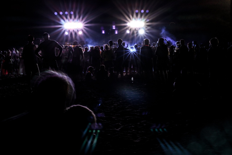 concert, light, outdoors, women, lens flare, have fun, lighting equipment, large group of people, beach, dances, night, ferragosto, people, performance