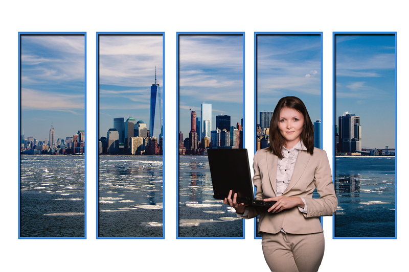 real people, three quarter length, smile, one person, young, city, work, person, network, technology, adult, window, schöner, girl, building exterior, portrait