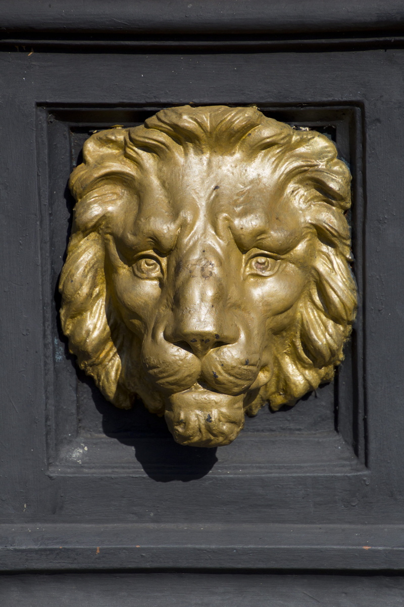 sculpture, creativity, metal, entrance, memorial, craft, nature, door, human representation, cat, art and craft, statuette, door knocker, history, decoration