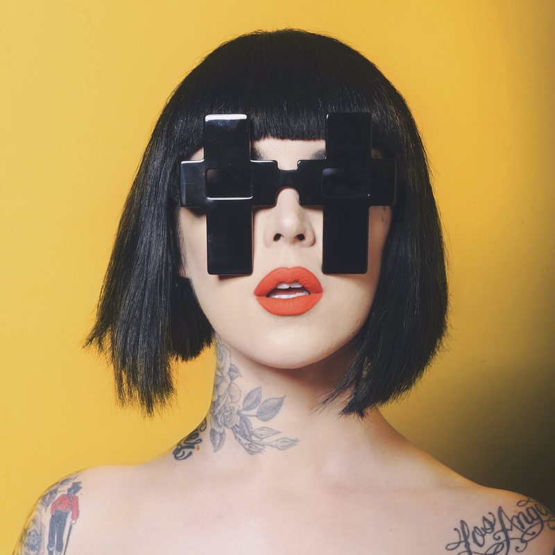 simple background, makeup, front view, technology, indoors, black hair, hair, one person, beautiful woman, hairstyle, colored background, tattoo, 1080P