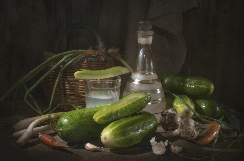 garlic, still life, basket, Vladimir Volodin, bow, 1080P, moonshine, glass, decanter, cucumbers