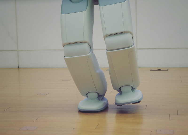 robot, objective, android, no people, one, high angle view, ロボット, tiled floor, move, balance, absence, day, future, tile, equilibrium, forward, toilet